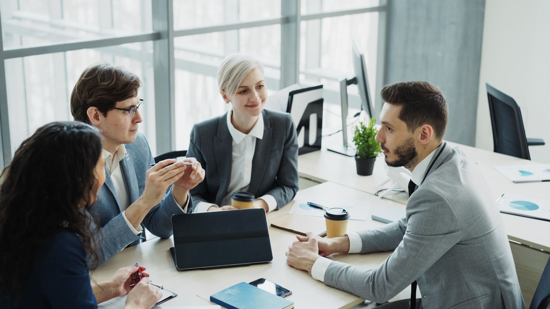Equipe conversando em uma sala de trabalho
